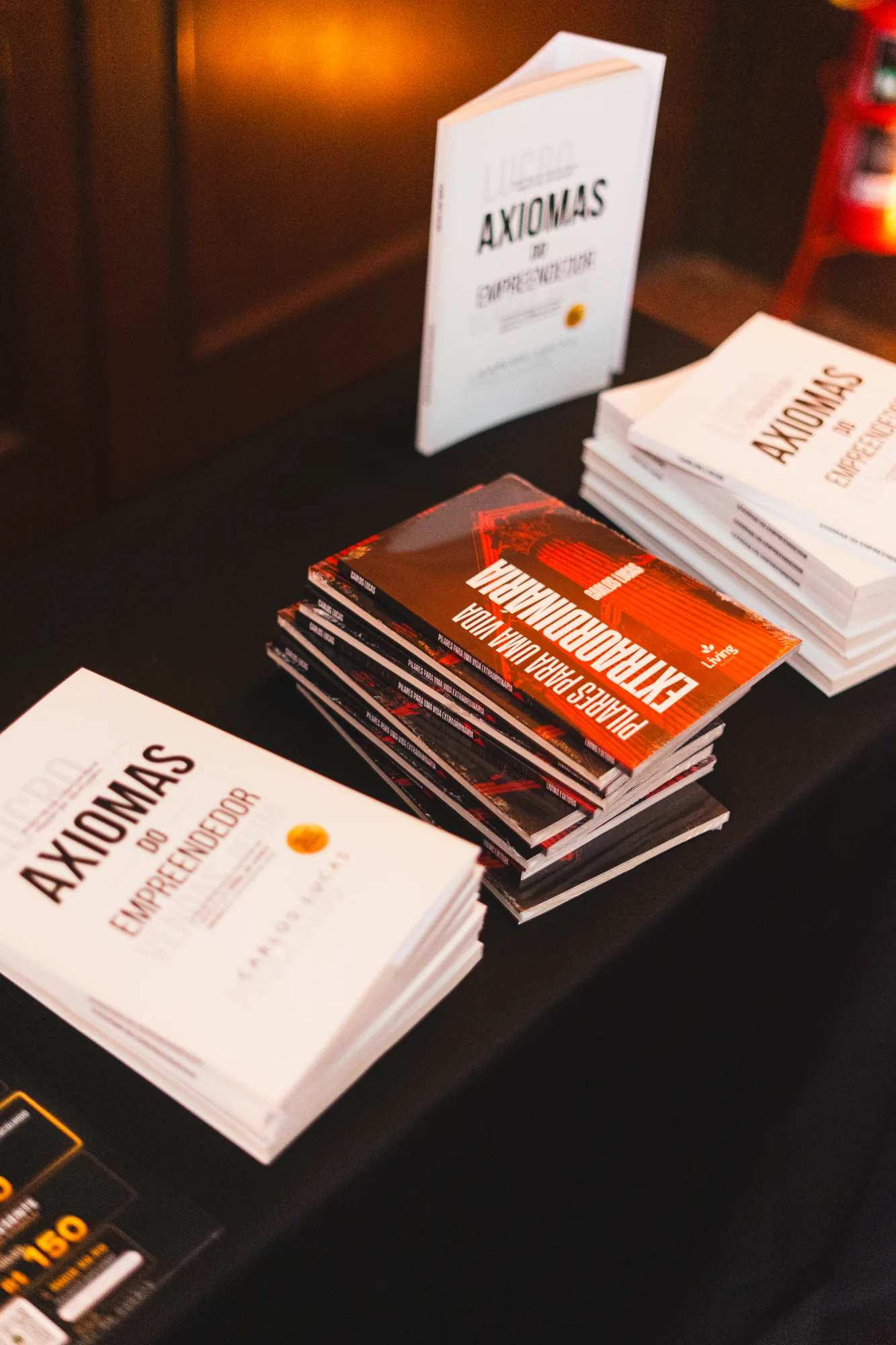 Os livros Axiomas do Empreendedor e Pilares para uma Vida Extraordinária expostos no NEX Summit